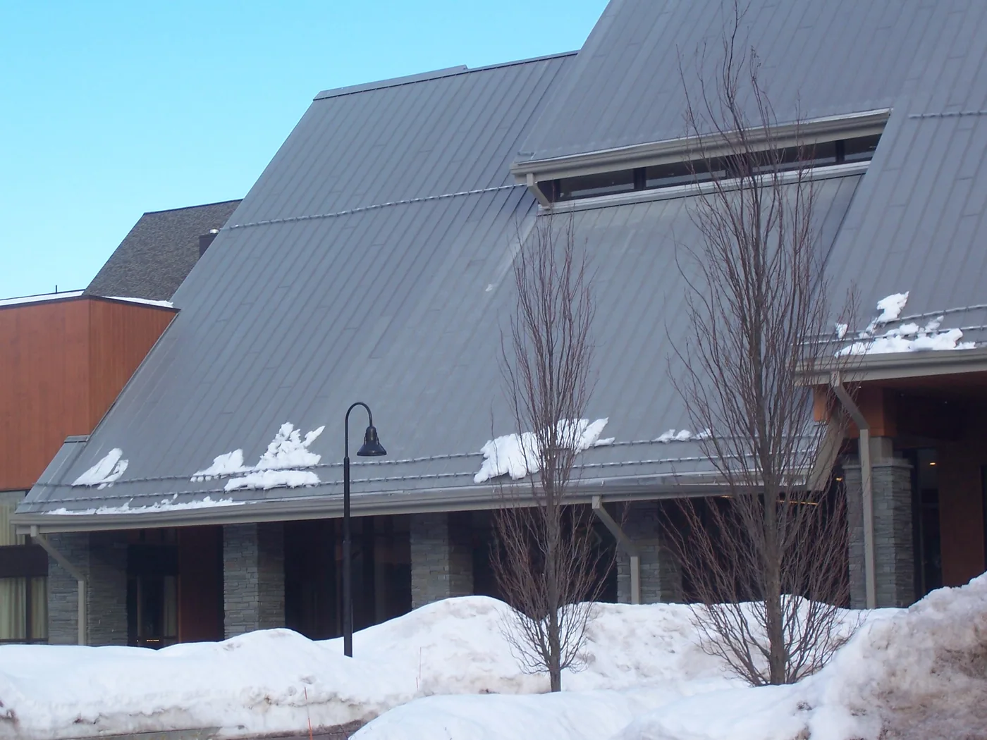 failure could have been avoided by equally spacing the bar up the roof