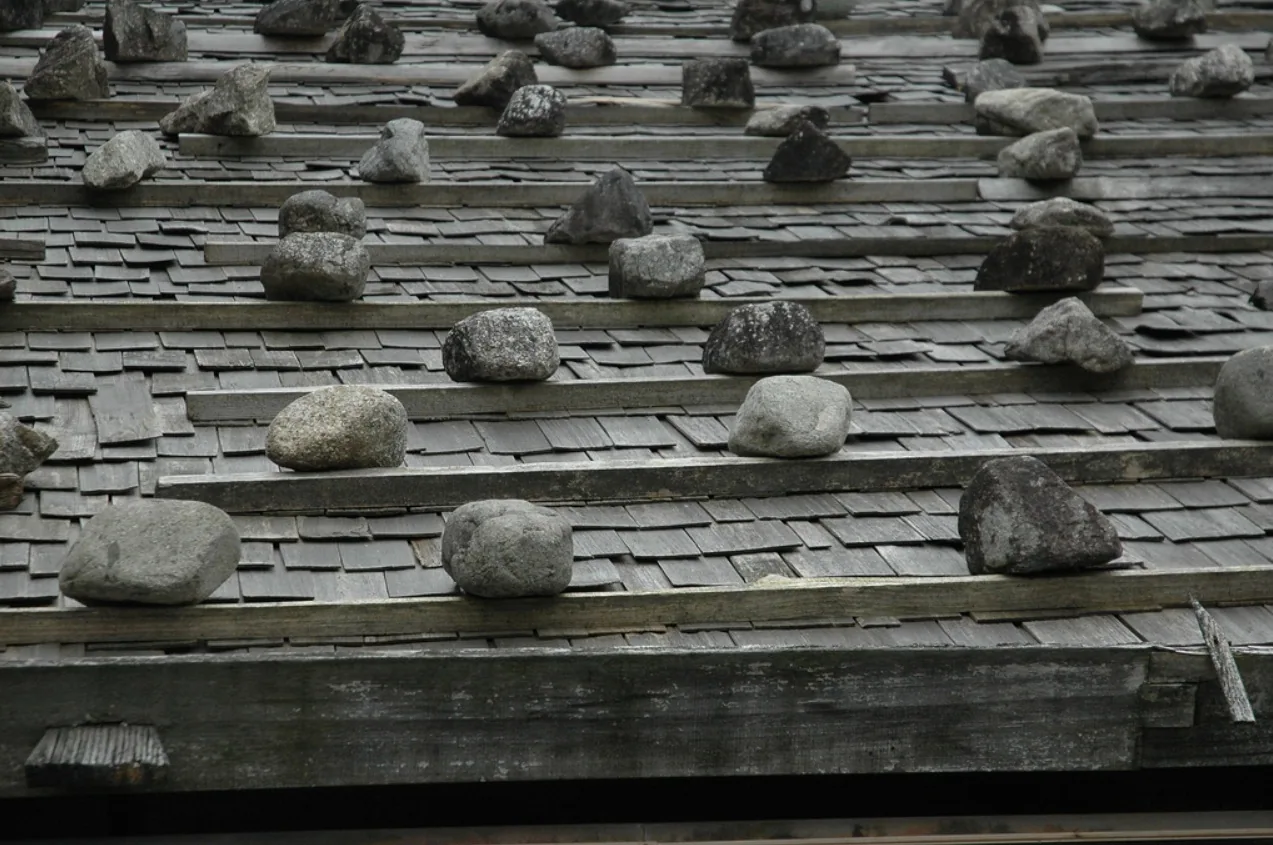 the rocks are arranged in multiple staggered rows up the entire roof surface creating a “Field” type layout
